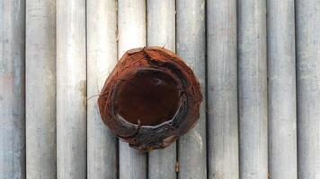 la piel exterior fibrosa del coco se coloca en un tubo galvanizado en el exterior para que pueda retener el agua cuando llueva. foto