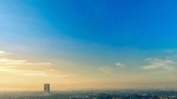 el cielo y la vista de la ciudad desde un edificio alto. foto