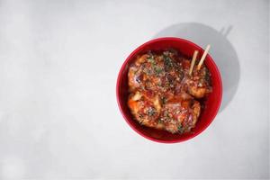 comida tradicional japonesa, takoyaki con salsa en una tabla para cortar foto