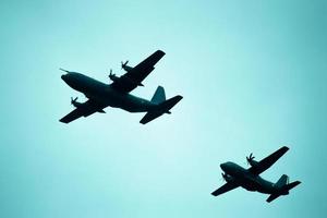 entrenamiento aéreo de grandes aviones en el cielo foto