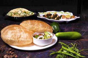 chole bhature o chana masala es un plato indio famoso foto