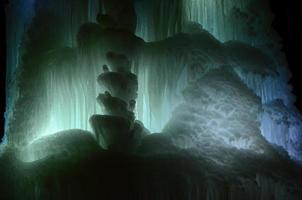 grandes bloques de hielo cascada congelada o fondo de caverna foto