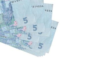 5 billetes de hryvnias ucranianos se encuentran en un pequeño grupo o paquete aislado en blanco. maqueta con espacio de copia. negocios y cambio de moneda foto