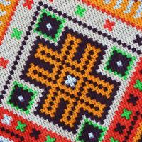 patrón de bordado de punto de arte popular tradicional ucraniano en tela textil foto