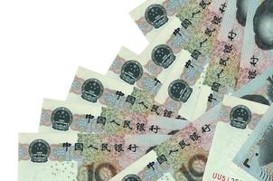 10 billetes de yuanes chinos se encuentran en un orden diferente aislado en blanco. concepto de banca local o hacer dinero foto