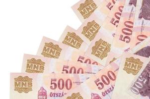 Los billetes de 500 florines húngaros se encuentran en diferente orden aislados en blanco. concepto de banca local o hacer dinero foto