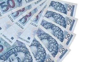 50 billetes de kunas croatas se encuentran aislados en fondo blanco con espacio de copia apilado en forma de abanico de cerca foto