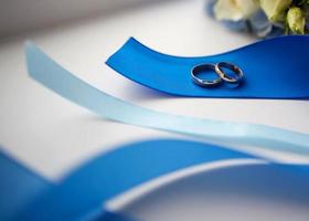 anillos de boda en un hermoso fondo foto