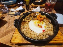 arroz frito con marisco japonés servido en un plato caliente de acero foto