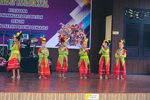 Yakarta, Indonesia en noviembre de 2022. Los niños pequeños, desde el jardín de infancia hasta la escuela primaria, participan en el concurso nacional de baile del archipiélago. foto