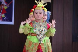 Yakarta, Indonesia en noviembre de 2022. Los niños pequeños, desde el jardín de infancia hasta la escuela primaria, participan en el concurso nacional de baile del archipiélago. foto