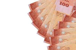 Los billetes de 100 rupias de Sri Lanka se encuentran aislados en fondo blanco con espacio de copia. fondo conceptual de vida rica foto