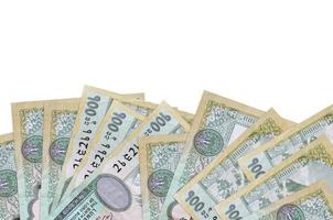 Los billetes de 100 rupias nepalíes se encuentran en la parte inferior de la pantalla, aislados en fondo blanco con espacio de copia. plantilla de banner de fondo foto