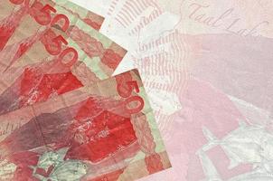 50 billetes de piso filipino se encuentran apilados sobre el fondo de un gran billete semitransparente. fondo de negocios abstracto foto