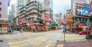escena de la calle del distrito del centro de hongkong durante el día foto