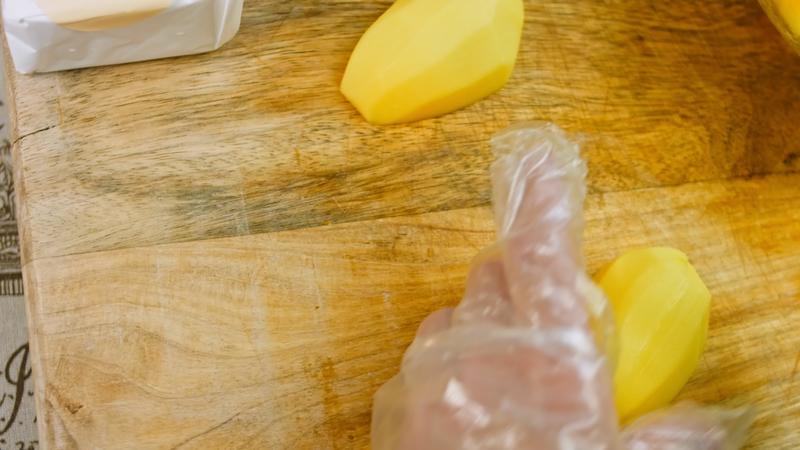 der koch macht kartoffelplätzchen mit einer lebensmitteltüte ...