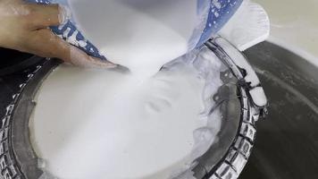 Gießen von Glasur in einer Keramikwerkstatt video