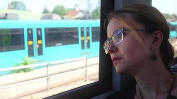 jong vrouw alleen zittend in trein