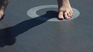 tiener kind jumping in trampoline video