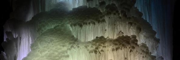 grandes bloques de hielo cascada congelada o fondo de caverna foto