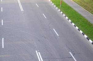 mal camino asfaltado dañado con baches. reparación de parches de asfalto foto