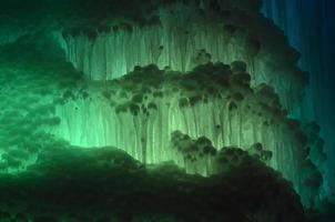grandes bloques de hielo cascada congelada o fondo de caverna foto