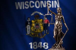 bandera del estado de wisconsin us con estatua de la dama de la justicia y escalas judiciales en una habitación oscura. concepto de juicio y castigo foto