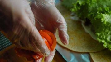 burrito muy grande con aguacate y carne de chorizo. filmar en un ambiente romántico video