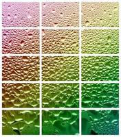 un collage de muchos fragmentos diferentes de vidrio, decorado con gotas de lluvia del condensado. colores del arcoiris foto