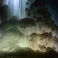 grandes bloques de hielo cascada congelada o fondo de caverna foto