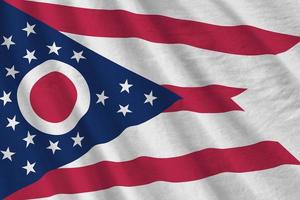 bandera del estado de ohio us con grandes pliegues ondeando de cerca bajo la luz del estudio en el interior. los símbolos y colores oficiales en banner foto