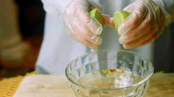 combinação de sushi e burritos. lichia também é usado para sabor residual video