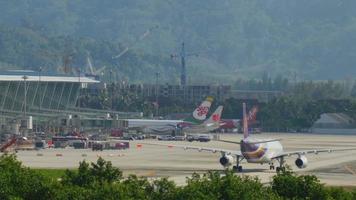 Phuket, Tailandia 26 de noviembre de 2016 - thai airways airbus 330 rodando después del aterrizaje. vista desde el último piso del hotel centara grand west sands resort phuket video