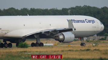 francfort-sur-le-main, allemagne 19 juillet 2017 - lufthansa cargo md 11 d alcb roulage, ralenti. Fraport, Francfort, Allemagne video