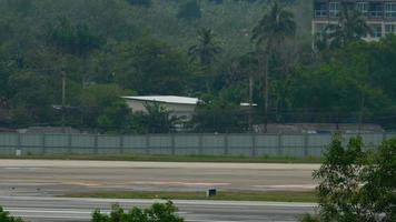 phuket, thailand 4. dezember 2016 - bangkok airways atr 72 600 hs pzb vor dem abheben vom flughafen phuket. Blick von der obersten Etage des Hotels Centara Grand West Sands Resort Phuket video