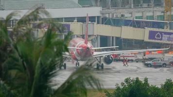 phuket, tailândia, 2 de dezembro de 2016 - airasia airbus 320 hs bbp taxiando após o pouso, final do estacionamento, aeroporto internacional de phuket video