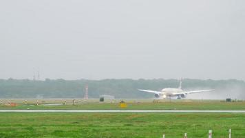 dusseldorf, alemanha, 24 de julho de 2017 - etihad boeing 787 dreamliner a6 blg freando após pousar na chuva. aeroporto de dusseldorf video