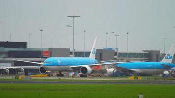 amsterdam, países bajos 25 de julio de 2017 - boeing 777 royal dutch airlines klm rodando en plataforma, aeropuerto shiphol, amsterdam, holanda video