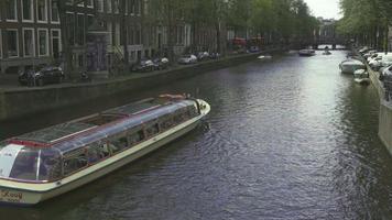 Amsterdam, de Nederland juli 28, 2017 - de excursie reis schip Aan de kanaal in Amsterdam video