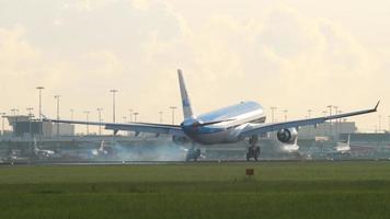 amsterdã, holanda, 25 de julho de 2017 - klm royal holandesa airbus a330 ph aom se aproximando e pousando na pista 06 kaagbaan ao nascer do sol. Aeroporto de Shiphol, Amsterdã, Holanda video