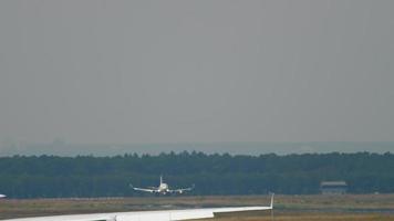 francfort-sur-le-main, allemagne 17 juillet 2017 - le tracteur remorque lufthansa airbus 380 d aimh nommé new york pour entretenir et boeing 737 atterrissant à l'arrière-plan. Fraport, Francfort, Allemagne video