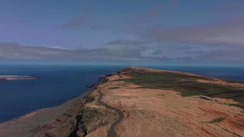 volante al di sopra di mirador del rio, lanzarote, canarino isole. video