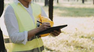 costruzione ingegnere Lavorando a planimetria per costruire grande commerciale edifici nel ufficio. ingegneria utensili e costruzione concetto video