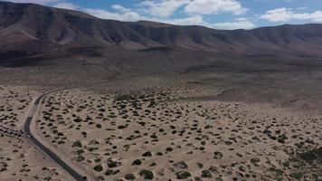 panorama de la carretera vacía a través del desierto arenoso y volcánico video