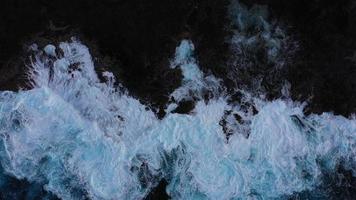 olas del mar rompiendo en la costa video