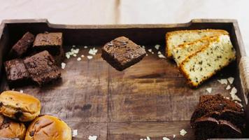 Brownie-Kuchen, der in der Luft schwebt und rotiert video