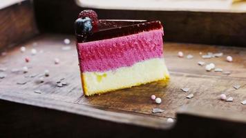 Beerenkuchen auf einem Holztablett mit Dekorationen video