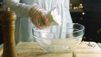 impastare il Impasto. ingredienti per il Impasto . il migliore fatti in casa Pan di zenzero biscotto video