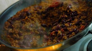 Die Zutaten für die Chorizo und die eingelegten Tomaten mit einem Holzlöffel vermischen. Makroaufnahmen video