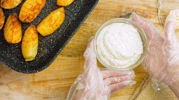 Grilled potatoes which melt in your mouth. Fry the potatoes in the grill pan video